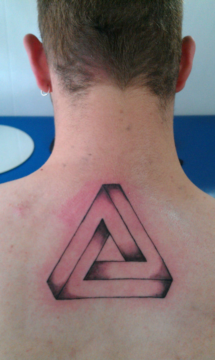 Tattoo tam giác 3D sau lưng chân thực