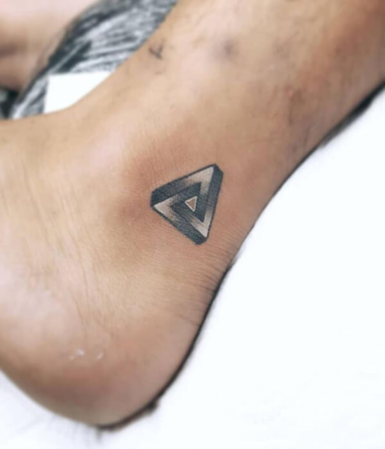 Tattoo tam giác 3D ở chân đẹp, cool ngầu