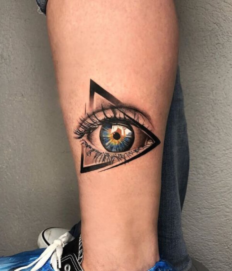Tattoo tam giác 3D và mắt cô gái xinh đẹp