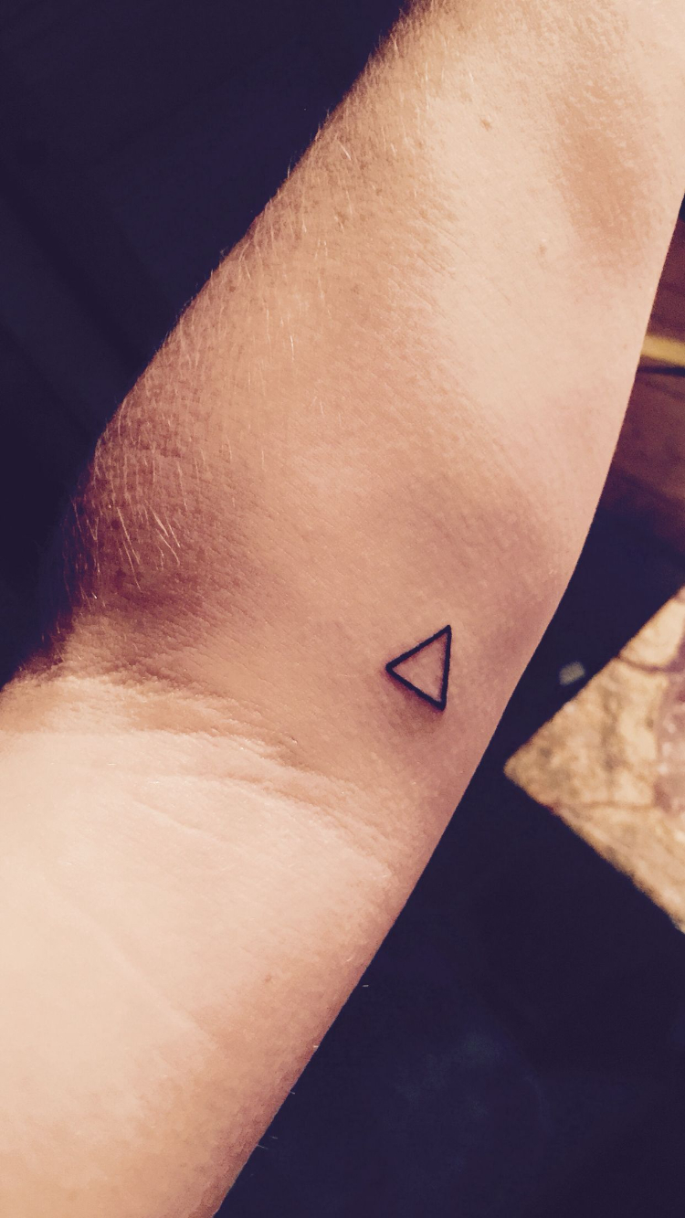 Tattoo tam giác mini đơn giản