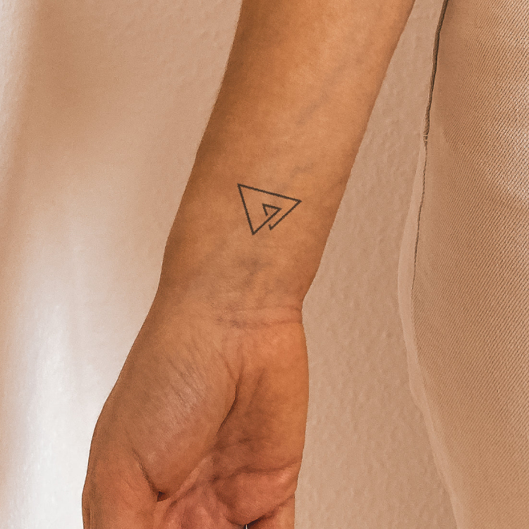 Tattoo tam giác mini độc lạ