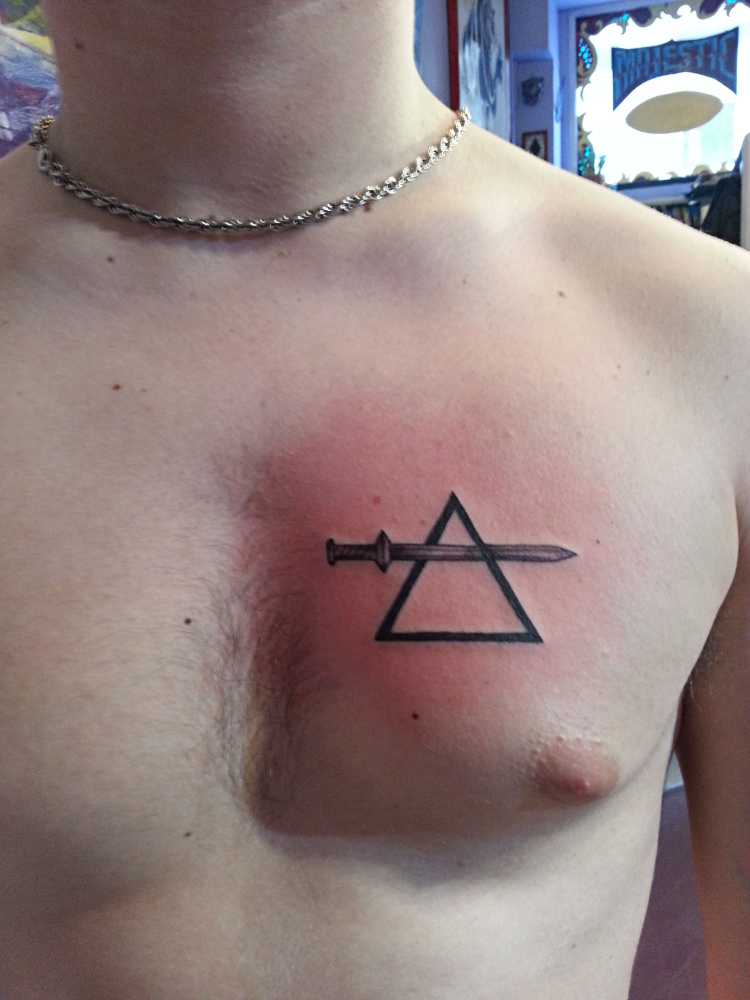 Tattoo tam giác ở ngực siéu chất
