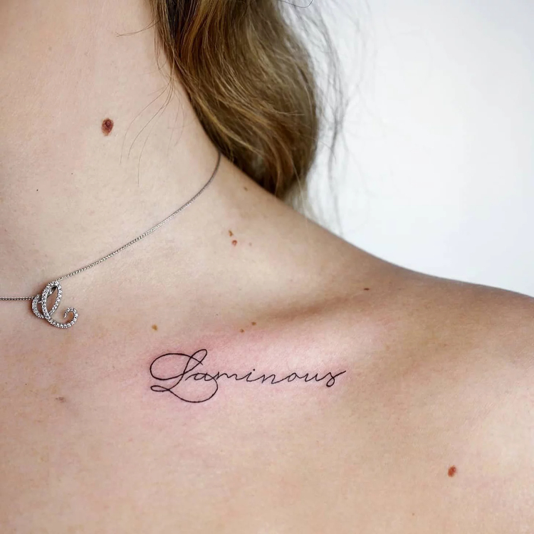 Tattoo chữ Luminous ở xương quai xanh