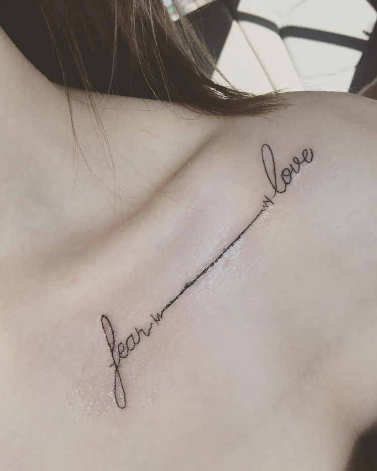 Tattoo chữ Fear, Love ở xương quai xanh