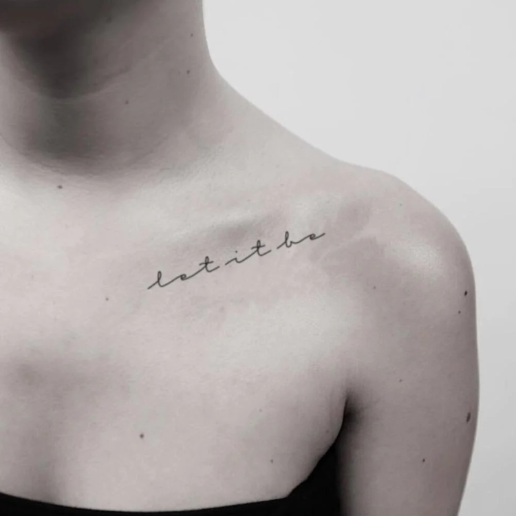 Tattoo chữ Let it be ở xương quai xanh