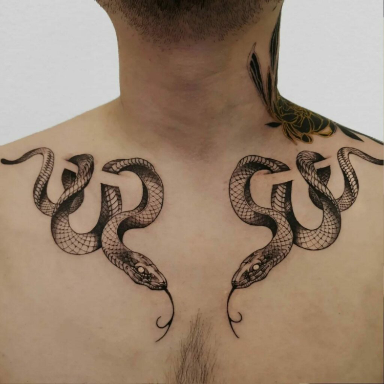 Tattoo rắn ở hai bên xương quai xanh