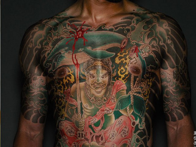 Hình xăm Yakuza ở ngực và bụng