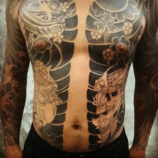 Hình xăm Yakuza ở ngực và bụng