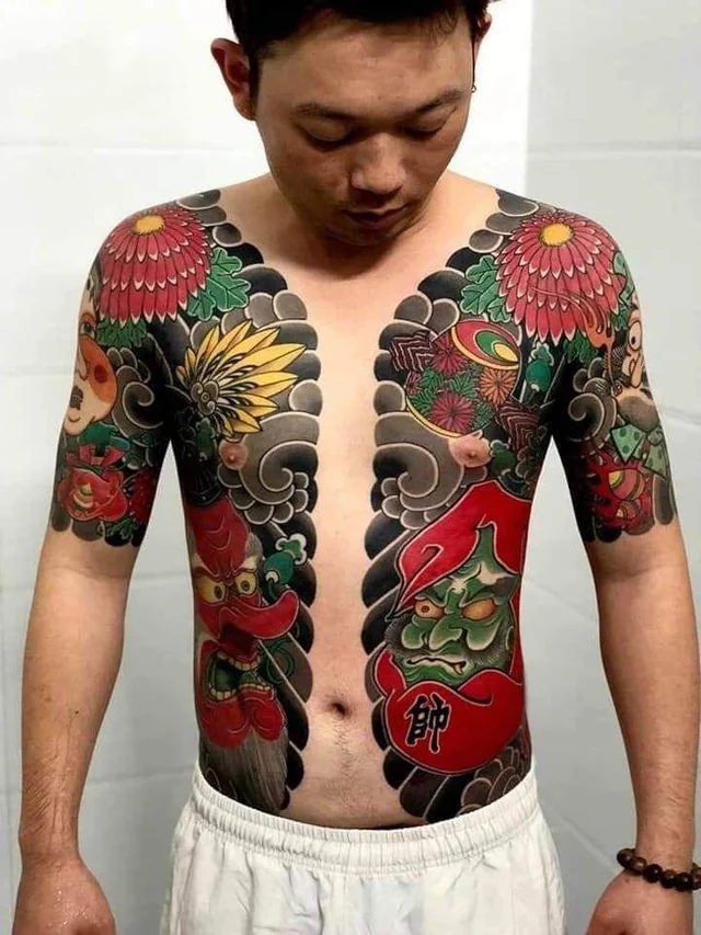 Hình xăm Yakuza ở ngực và bụng