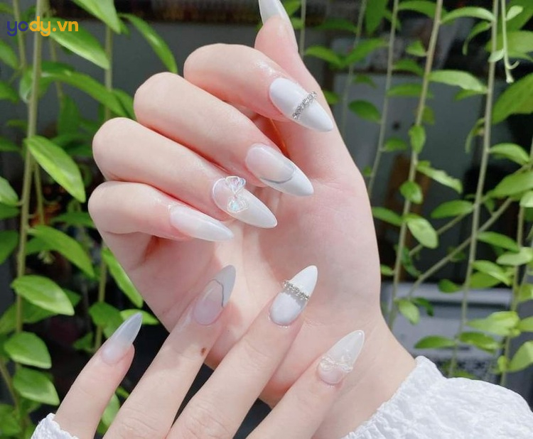 Mẫu nail đơn giản cho cô dâu tinh tế