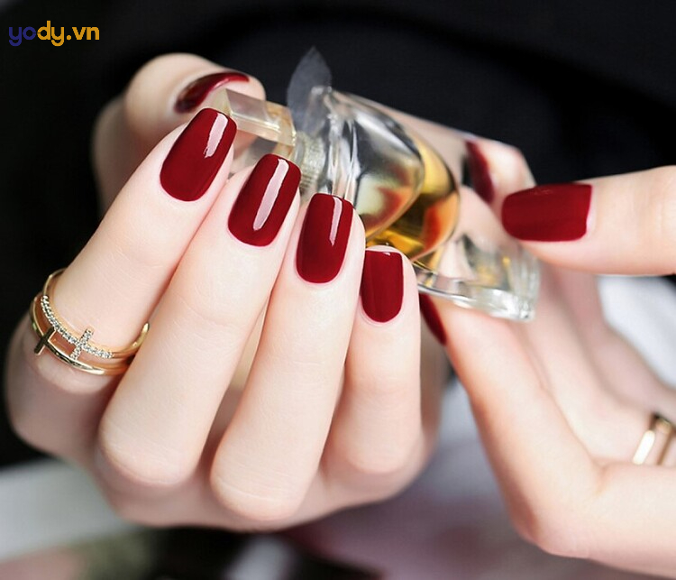 Nail đơn giản màu đỏ tôn da