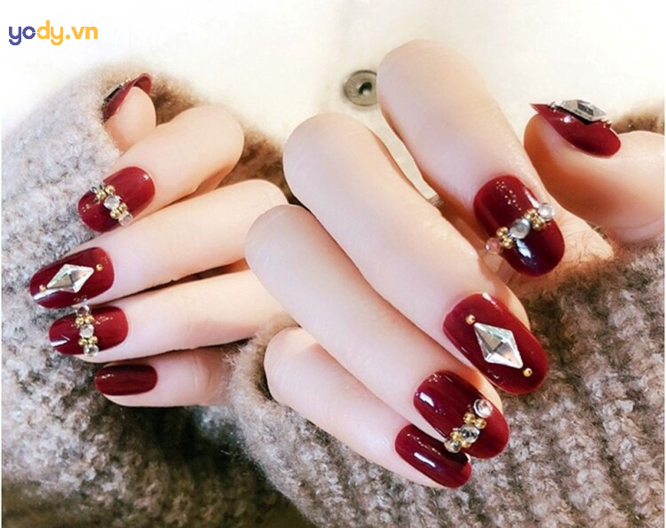 Nail đơn giản màu đỏ tôn da