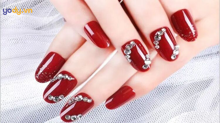 Nail đơn giản màu đỏ tôn da