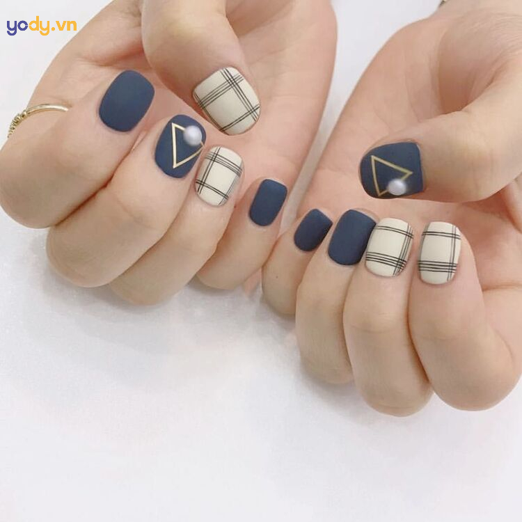 Mẫu nail kẻ sọc đơn giản trẻ trung