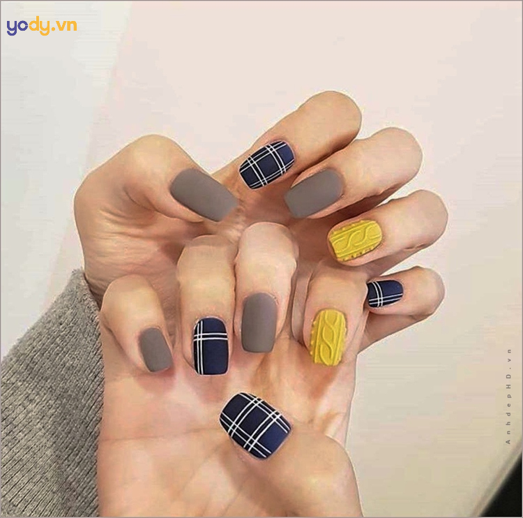 Mẫu nail kẻ sọc đơn giản trẻ trung