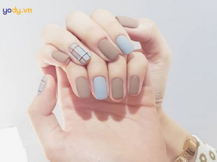 Mẫu nail kẻ sọc đơn giản trẻ trung