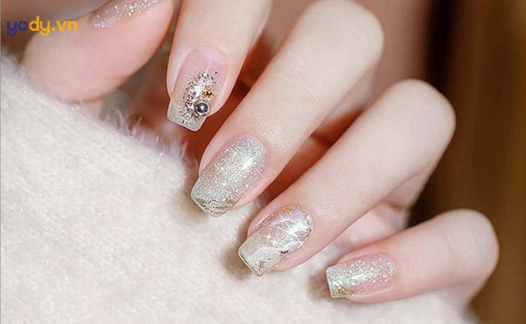 Mẫu nail đơn giản mà không kém phần sang trọng