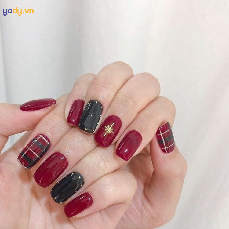 Mẫu nail đơn giản mà không kém phần sang trọng