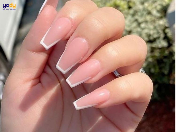 Mẫu nail sơn đầu móng trắng đơn giản