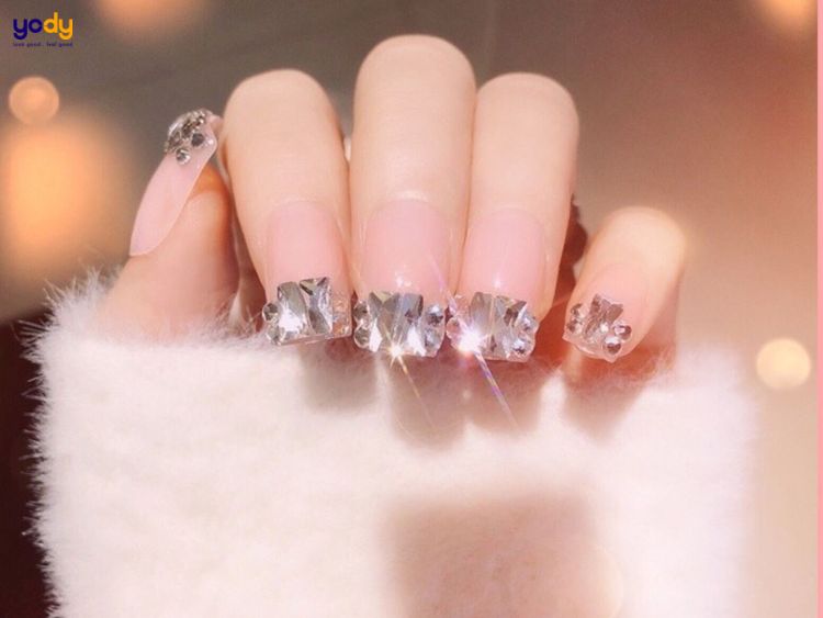 Mẫu nail đính đá đầu móng đính đá