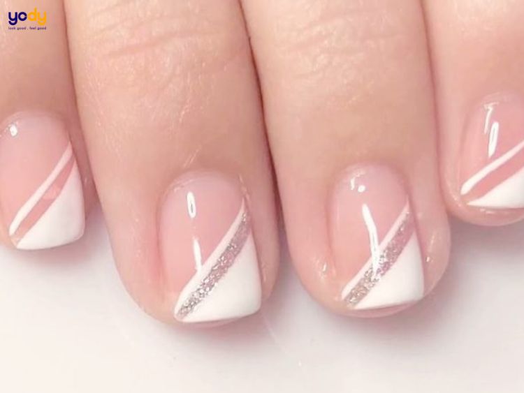 Mẫu nail sơn đầu móng trắng kẻ sọc