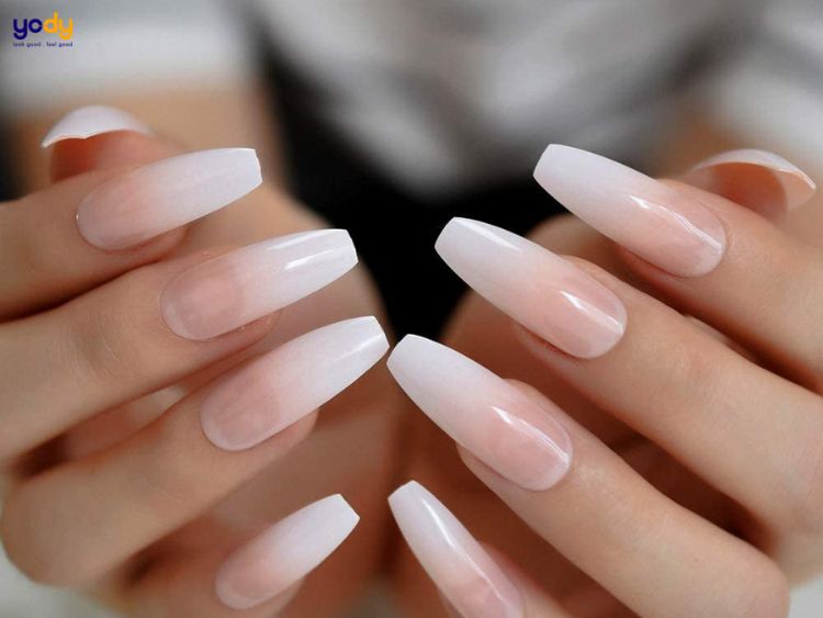 Mẫu nail sơn đầu móng trắng ombre