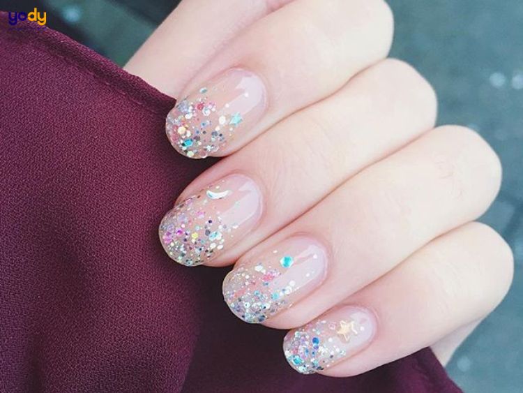 Mẫu nail sơn đầu móng trắng kim tuyến