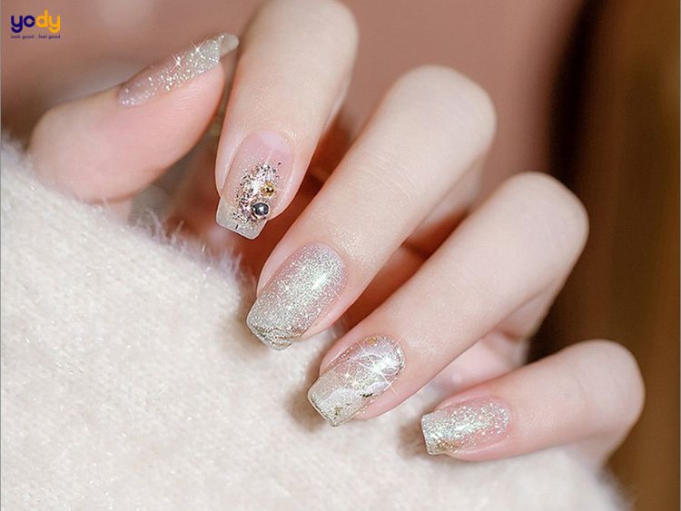 Mẫu nail sơn đầu móng trắng kim tuyến