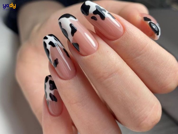 Mẫu nail sơn đầu móng trắng phối họa tiết sữa bò