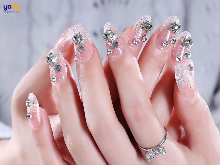 Mẫu nail đính đá đầu móng đính đá