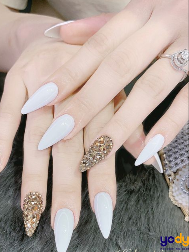 mẫu nail trắng đính đá đẹp