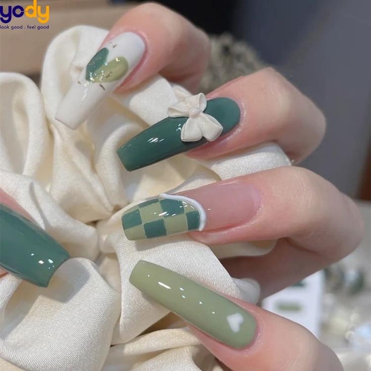 Nail màu xanh lá hoạ tiết caro