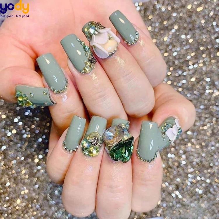 Mẫu nail màu xanh ngọc đính đá