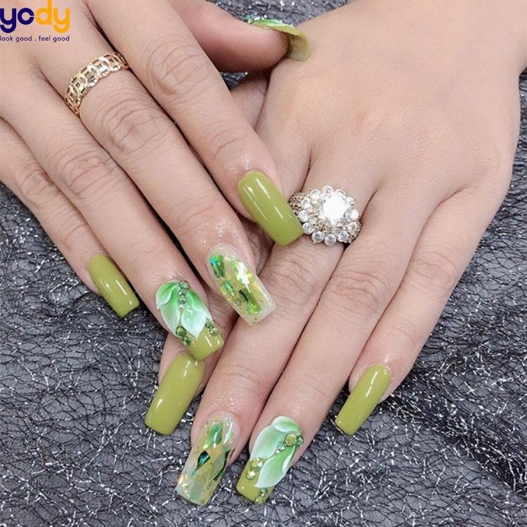 Mẫu nail màu xanh bơ đính đá