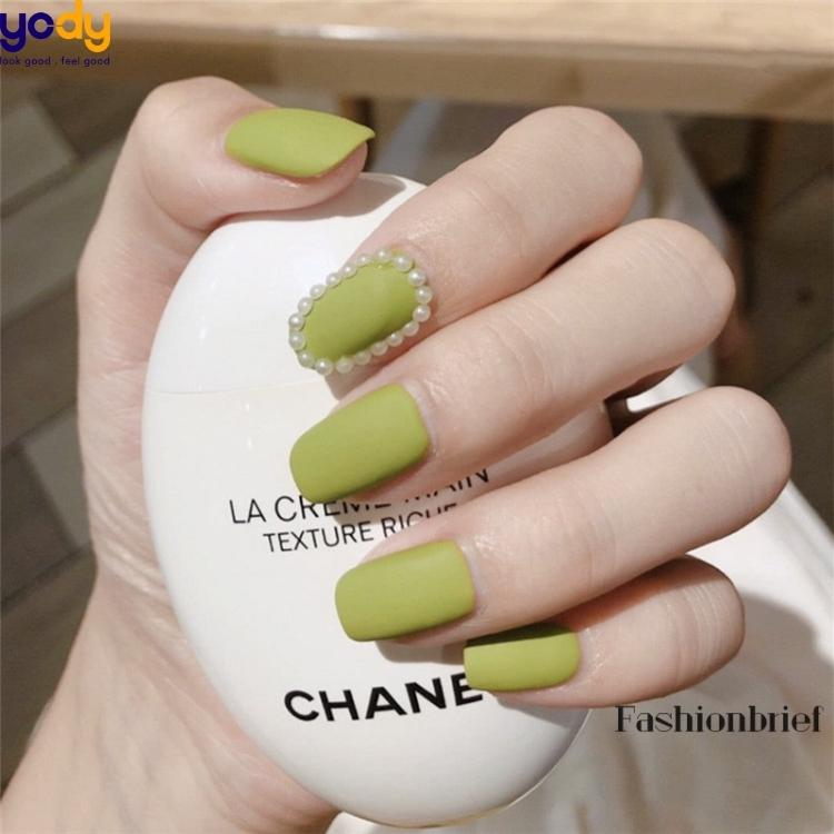 Mẫu nail màu xanh bơ đính ngọc