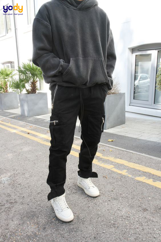 Mix đồ với áo hoodie màu xám lông chuột