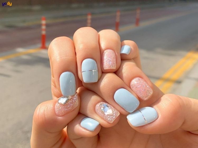 Nail màu xanh dương nhạt đính đá