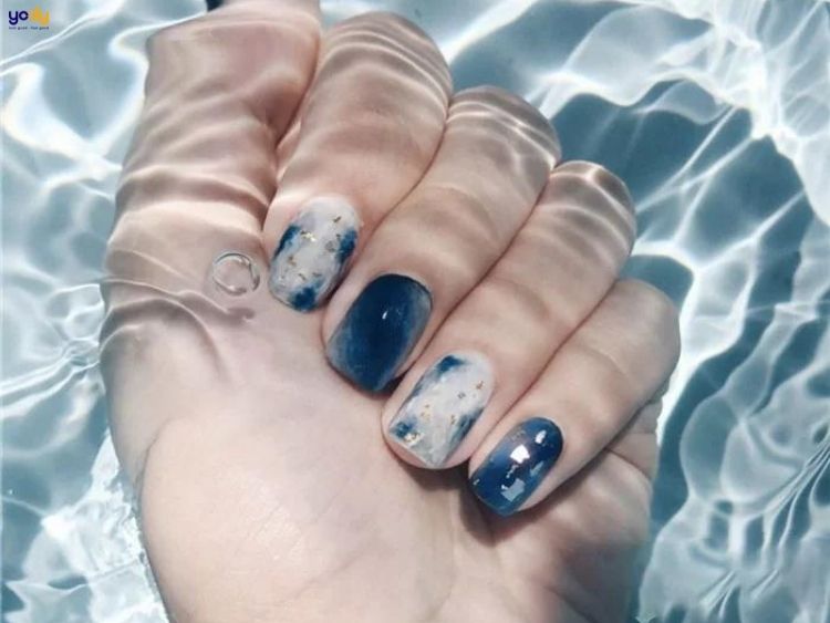 Nail màu xanh dương nhạt mix hoạ tiết