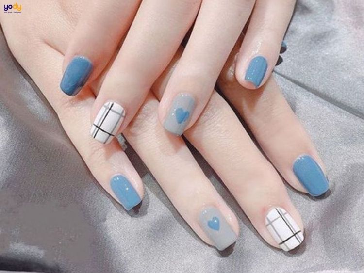 Nail màu xanh dương nhạt mix hoạ tiết