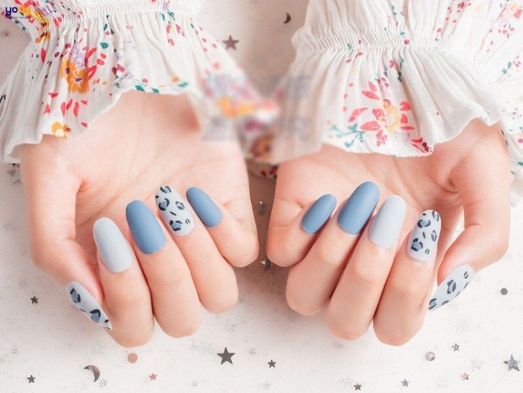 Nail màu xanh dương nhạt mix hoạ tiết bò sữa