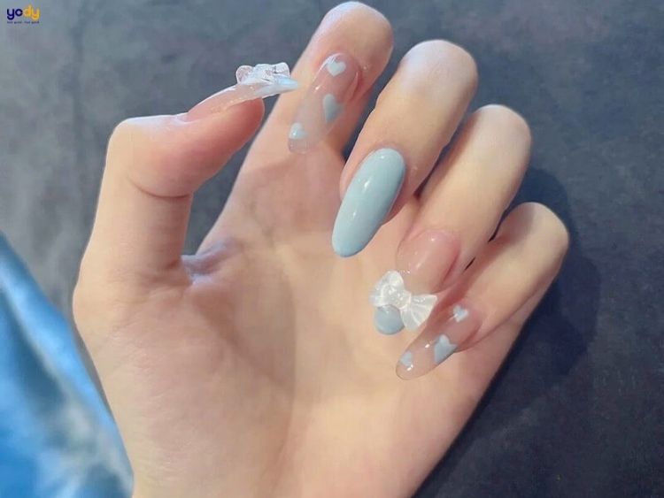 Nail màu xanh dương nhạt gắn charm