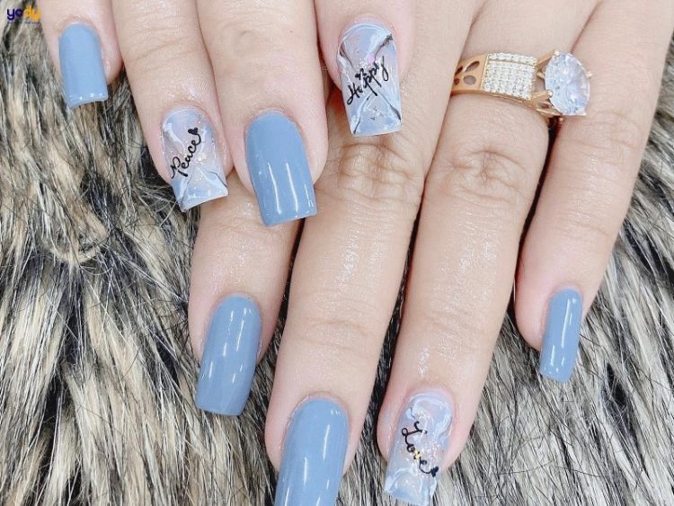 Nail màu xanh dương nhạt mix hoạ tiết