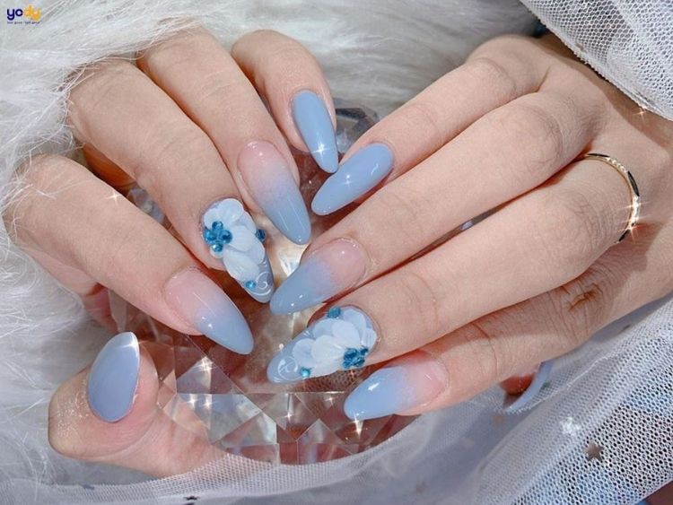 Nail màu xanh dương nhạt gắn hoa