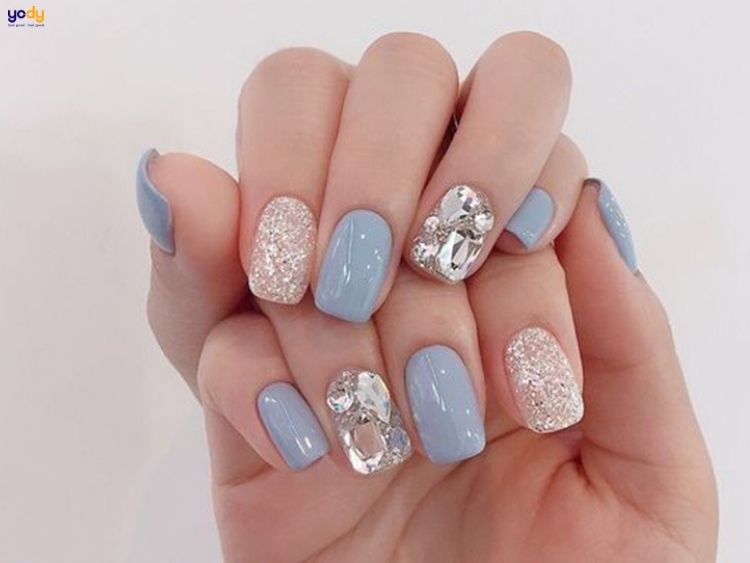 Nail màu xanh dương nhạt đính đá