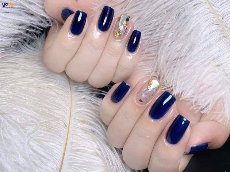 Nail màu xanh dương nhạt mix hoạ tiết