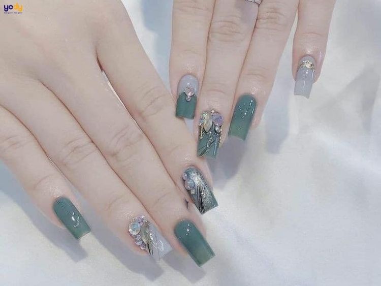 Nail màu xanh dương nhạt đính đá