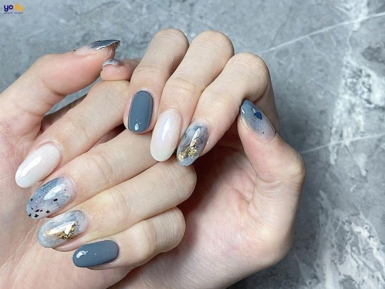 Nail màu xanh dương nhạt mix hoạ tiết