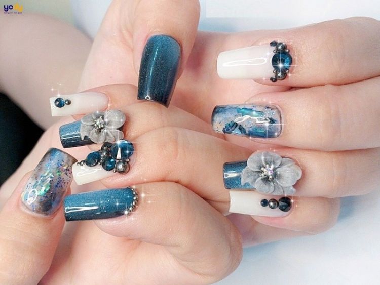 Nail màu xanh dương nhạt đính đá