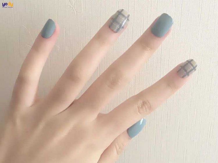 Nail màu xanh dương nhạt mix hoạ tiết