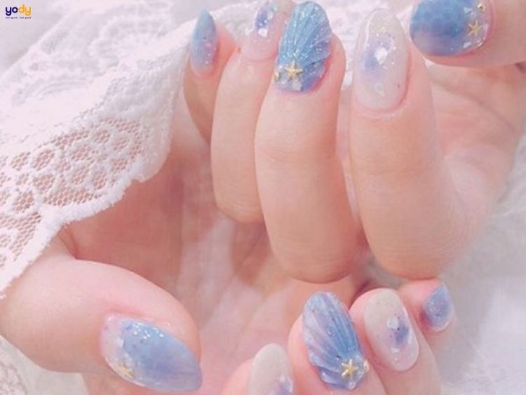 Nail màu xanh dương nhạt mix hoạ tiết